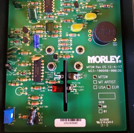 Vnitřek pedálu s viditelně vyosenou L2 diodou směrem nahoru ke špičce. Vyosení L2 diody proti LDR (Light Dependant Resistor) odporu způsobí změnu průběhu kváknutí. Spodní L1 a LDR1 pár řeší Trip Point. Bezpečnější postup bude opatrně vyosit LDR i diodu pr