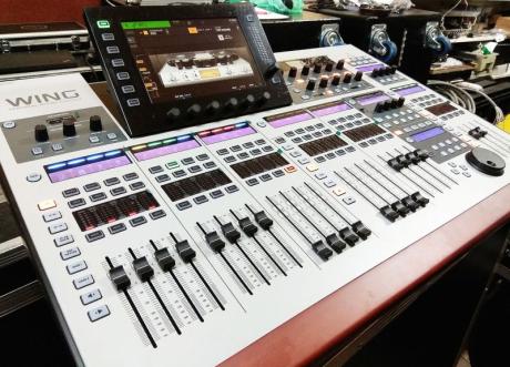 Behringer Wing - digitální mixážní pult s dotykovou obrazovkou a spoustou funkcí