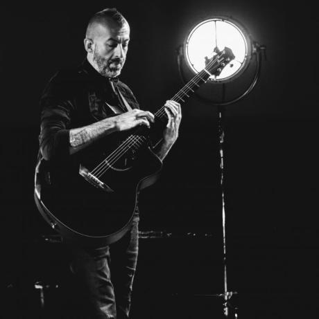 Jon Gomm se stává členem Ibanez rodiny