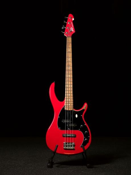 Peavey Milestone Red - čtyřstrunná baskytara určená asi hlavně začínajícím basákům