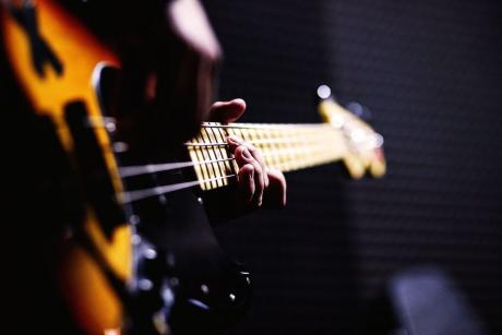 Jak přimět prsty k lepší hře na baskytaru - baskytarový workshop