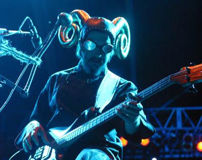 pódiové sestavy slavných baskytaristů - Les Claypool