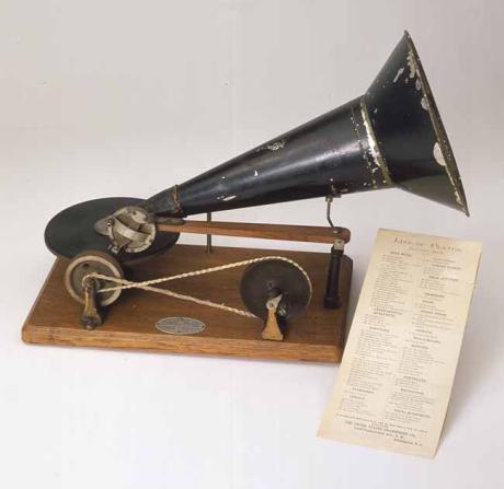 Gramofon z roku 1895 je dnes vystaven v knihovně Amerického kongresu