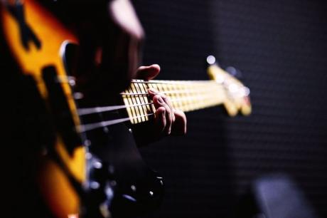 Jak zpřesnit hru na baskytaru - Kompenzace vzdáleností prstů levé ruky při hře